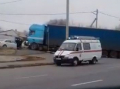Фура протаранила две легковушки в Волгограде