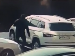 Мстительный пешеход проткнул колеса иномарки: видео с места