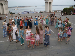 Перед Днем ВДВ женщины Волгограда устроили необычный флешмоб