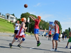 Сотни волгоградцев отмечают День физкультурника