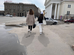 Поток прорыва на сетях льется к ступеням НЭТа в центре Волгограда