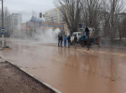 В Волжском снова прорвало место смертельной аварии на Оломоуцкой