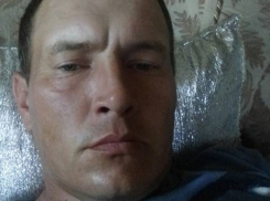В Волгоградской области пропал 33-летний зеленоглазый мужчина в синей кепке