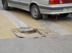 Опасные люки на дорогах в Волгограде уже становятся привычным явлением