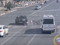 Внедорожник снес велосипедистку в Волжском: шок-видео