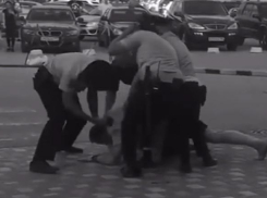 Опубликовано видео разборки троих полицейских с неадекватным мужчиной у ТРК «КомсоМОЛЛ» 