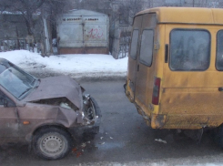 Пассажирка маршрутки 10А попала в больницу после аварии в Волгограде
