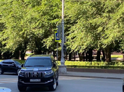 Автохама у медуниверситета с парковкой посреди дороги сфотографировали волгоградцы