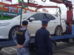 В Волгограде на парковке у «Мармелада» арестовали 25 автомобилей