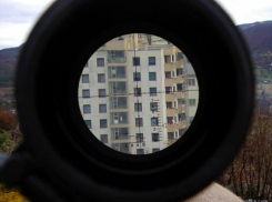 На юге Волгограда снайпер расстрелял квартиру в многоэтажке