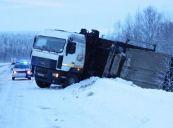 Под Волгоградом 28-летний ростовчанин на КамАЗе врезался в Suzuki: 2 пострадали