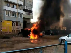 На видео попала горящая иномарка в Волжском
