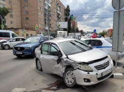Toyota на скорости влетела в Ford в центре Волгограда: ДТП попало на видео