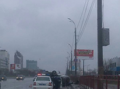 В Волгограде автоледи на Hyundai врезалась в камень и перевернулась 