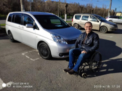 Разбитую неизвестными за критику волгоградских дорог машину инвалиду-колясочнику восстановили