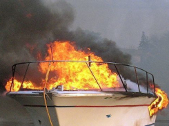 Катер сгорел дотла на юге Волгограда 