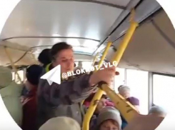 «Дверь прогнулась!»: шок-давка в волгоградском автобусе попала на видео