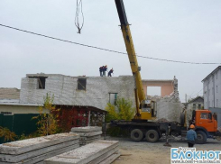 Судебные приставы в Волгограде сносят пристройку к автосервису