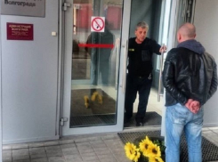 Сити-менеджеру Волгограда Чунакову намекнули на проводы букетом подсолнухов в пробитом колесе