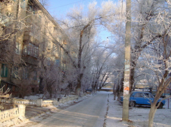 В 162 дворах Волгограда коммунальщики не посыпают дорожки и не сбивают сосульки 