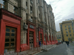 Здание главпочтамта в центре Волгограда стало опасным для жизни