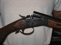 Под Волгоградом 41-летний напал с ружьем на жену и подругу