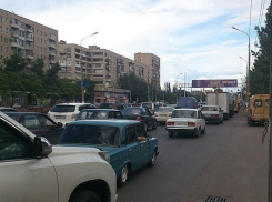 Юг Волгограда с утра встал в многокилометровую пробку