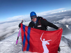 Промышленник и политик Олег Савченко водрузил флаг Волгоградской области на покоренной вершине