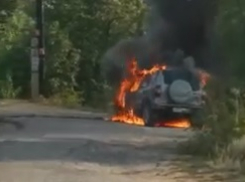 Пылающая легковушка попала на видео под Волгоградом