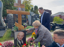 Легендарная Александра Пахмутова сказала важные слова на усыпанной цветами могиле Добронравова