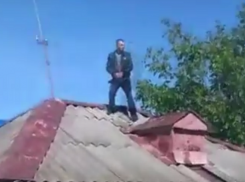 Неадекватного любителя гулять по крышам домов волгоградцы сняли на видео