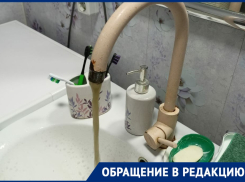 «Не вода, а нефть»: черная жижа полилась в поселках под Волгоградом