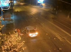 Пассажиры бросились вытаскивать водителя: жесткое столкновение двух легковушек в Волгограде попало на видео