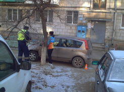 В Волгограде женщина на Nissan сбила пенсионерку во дворе дома