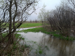 Дорогу к прорвавшейся плотине быстро затапливает водой: прокуратура проводит проверку в Среднеахтубинском районе