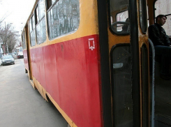 На западе Волгограда трамвай сбил 28-летнюю женщину-пешехода