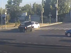 На видео попало жесткое столкновение Hyundai и Range Rover в Волгограде