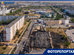 Руины рынка после 11-часового пожара сняли с высоты в Волжском