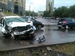 Лихач на Ford перемахнул через  бордюр, вылетел на рельсы и врезался в столб в центре Волгограда