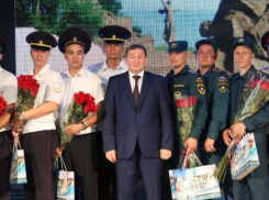 Губернатор Андрей Бочаров пришел в ВГСПУ в сопровождении полиции