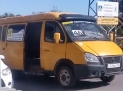 Дымящаяся маршрутка №46 попала на видео в Волгограде
