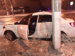 Машину «намотало» на столб: Kia Rio с пьяным водителем разбилась в Волгоградской области