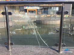 Нетрезвый мужчина разбил головой ограду у «Юности» в Волжском