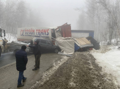 Волгоградцы пострадали в месиве из 15 машин на трассе в Саратовской  области