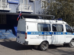 Под Волгоградом мужчины в медицинских масках и перчатках попытались ограбить фермера