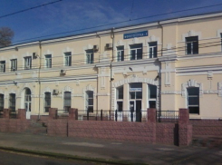 РЖД незаконно перекрасили Тихорецкий вокзал Волгограда в свой корпоративный цвет