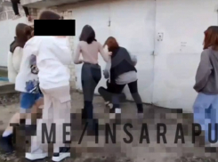 Школьницы зверски отпинали девочку возле гаражей под Волгоградом