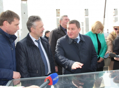 Губернатор Андрей Бочаров высоко оценил строящуюся в микрорайоне «Долина» школу