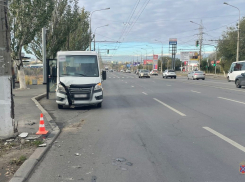 Пассажирская «ГАЗель» вписалась в столб на севере Волгограда