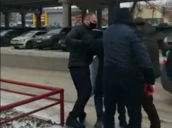 В Волгограде люди в штатском жёстко задержали пикетчика у здания прокуратуры